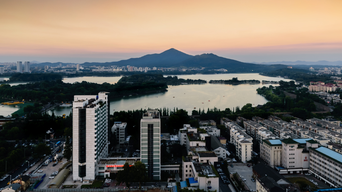 高楼看紫金山玄武湖