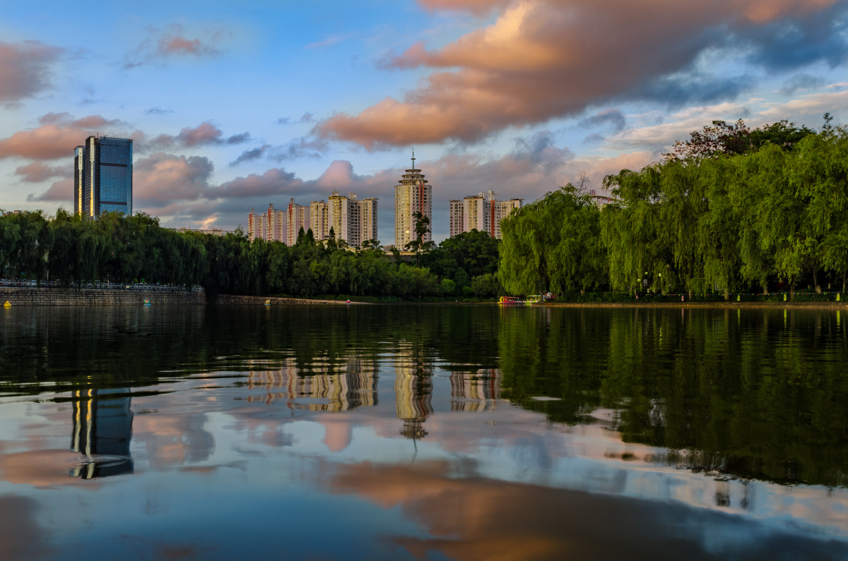 暮色下的月牙塘公园一角