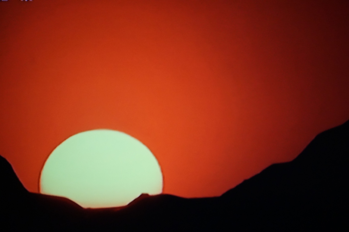八九点钟的太阳大地霞光