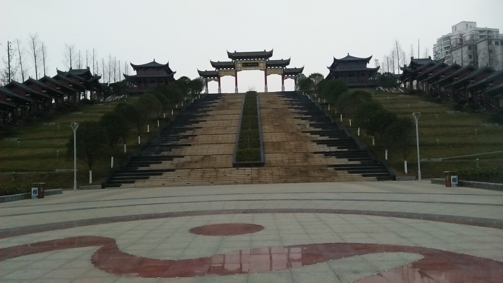 傍晚的公园空荡荡，这个点都吃饭了，而公园却静得如此美和优雅！