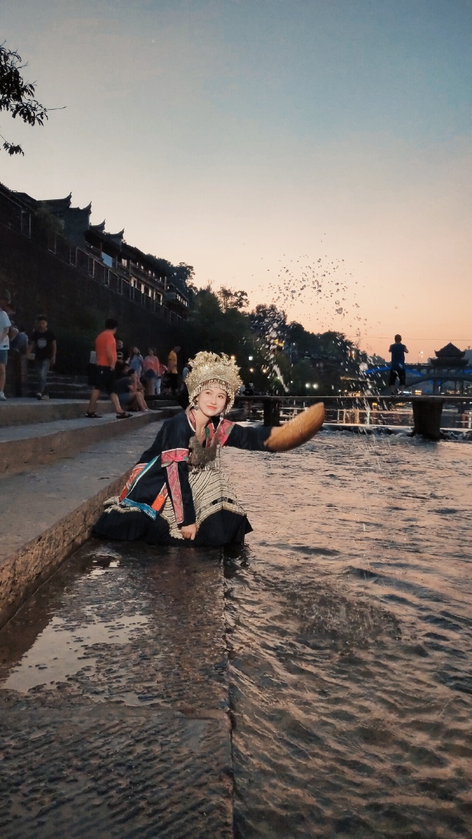 苗族阿妹凤凰古城沱江边