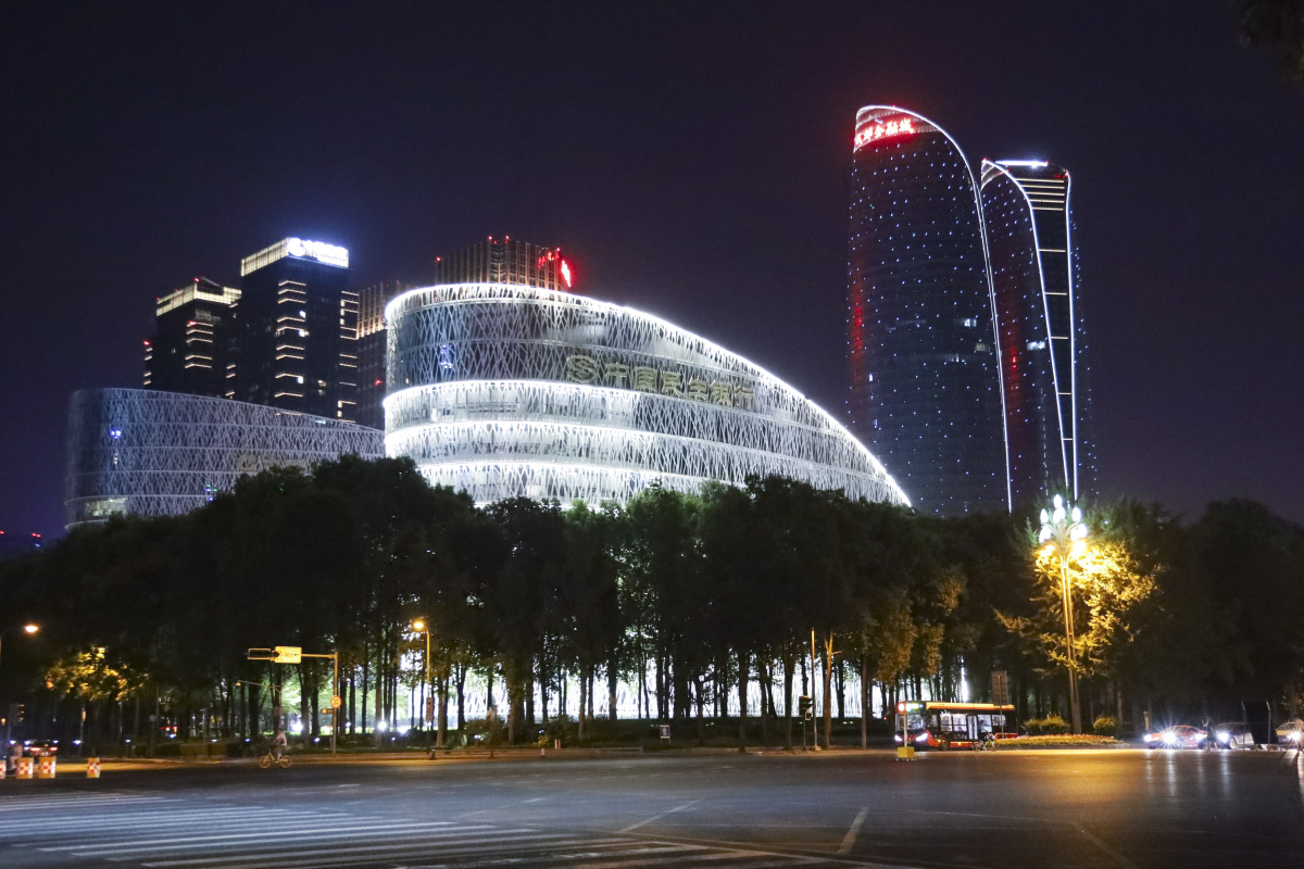 成都环球中心还在修的锦城广场站出站就在环球对面夜景好看大屏的学习