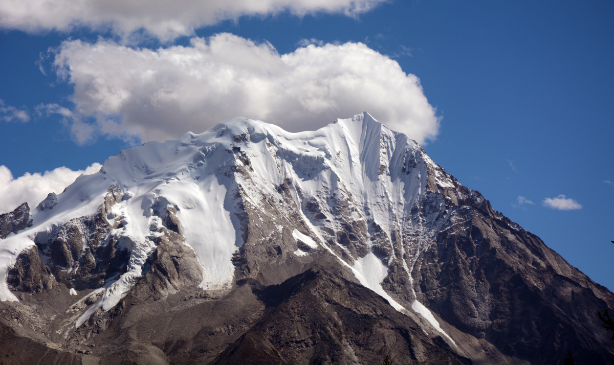 雅拉雪山,藏语全称为"夏学雅拉嘎波"(意为东方白牦牛山),系中国藏区