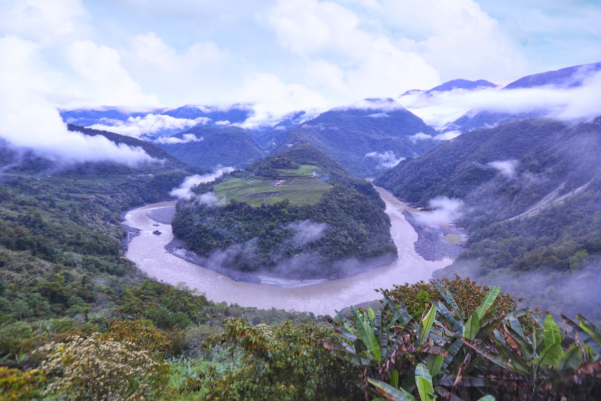 墨脱的雅鲁藏布江大拐弯再往下就是印度的阿萨姆邦从澄澈到云雾升腾