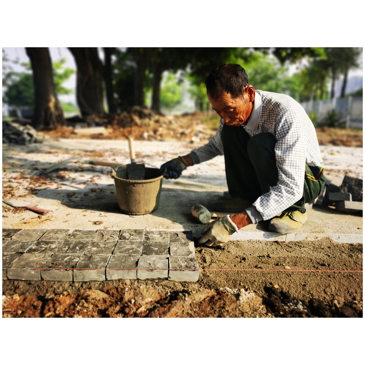 夏天的铺砖工人