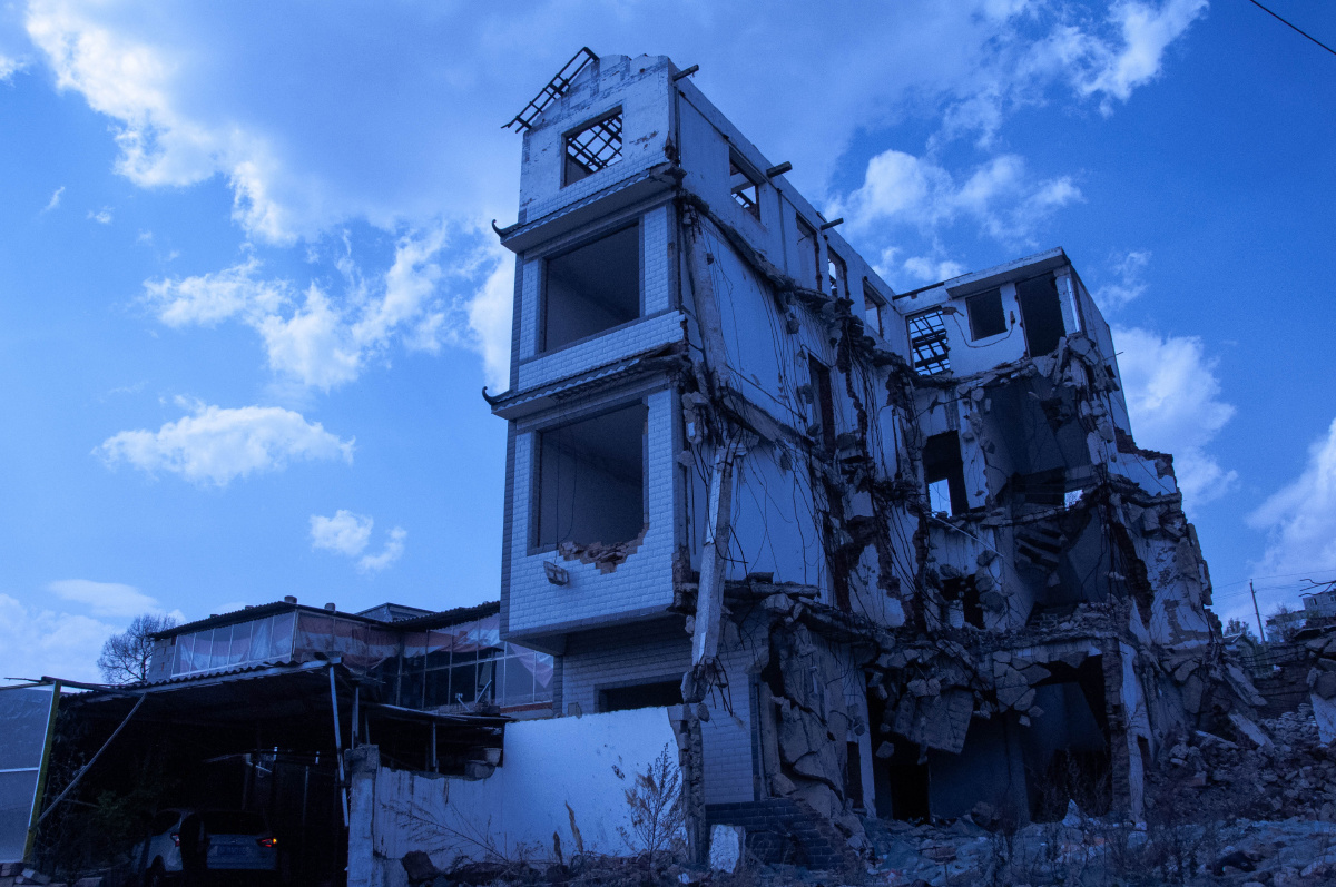 我用尽劣质的彩色想要还原这废墟的轮廓每一寸泥墙砖