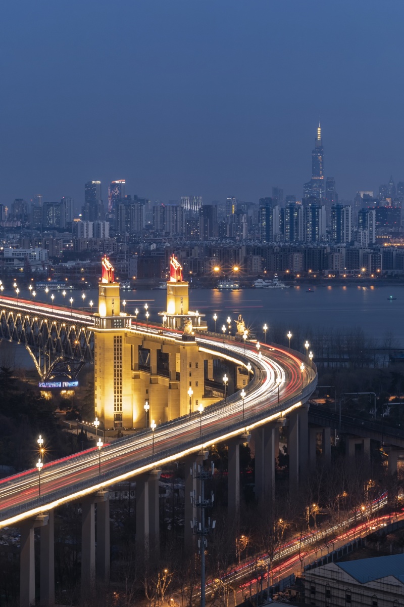 于江北凭栏而望,南京长江大桥在江面上划出一道漂亮的s弯,对岸的城市