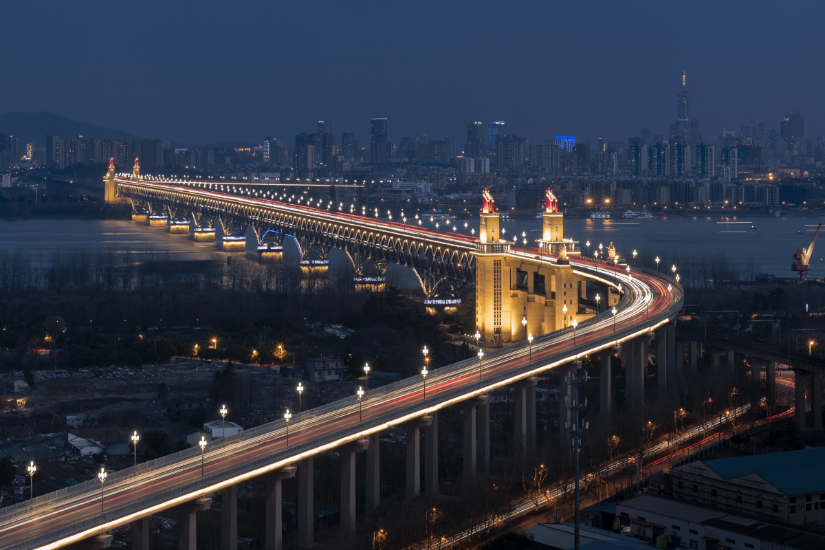 对岸的城市灯火如一片繁星,这里就是南京