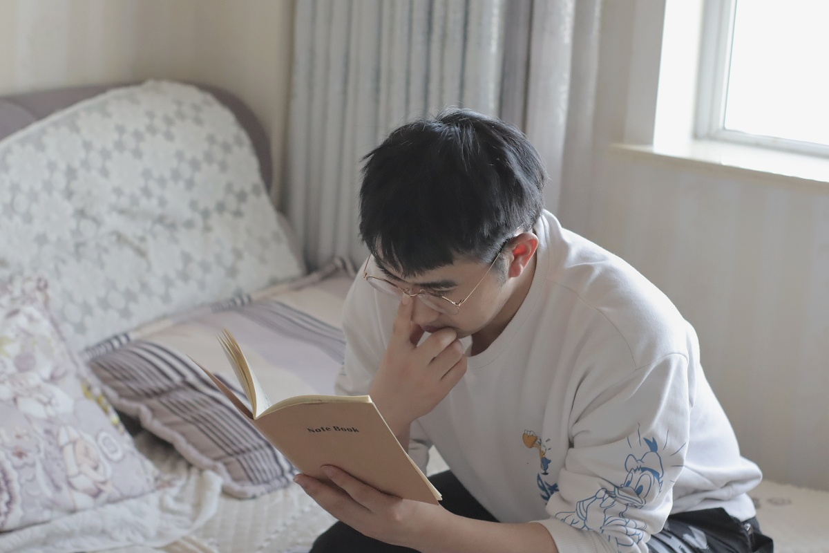 男生写真地点:家里可以在沙发上 看书 喝水在窗户边眺望 眼神要忧郁