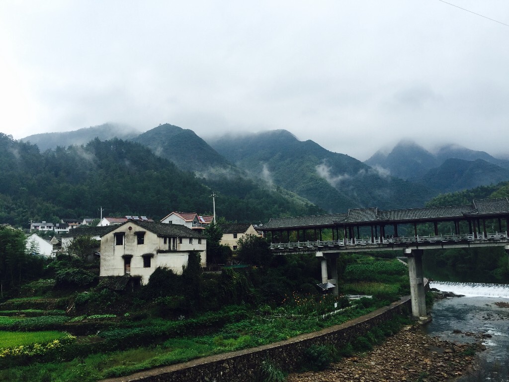 我知终有一日我会拔山，涉水，来找你<br />
六月的雾霭沉沉<br />
黄梅时节的细雨未飞<br />
你在几里外的那头<br />
等了多久