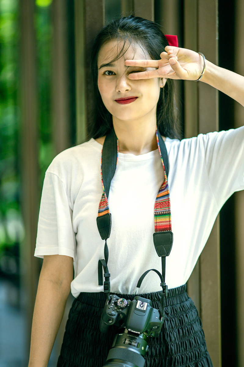 当模特的女摄影师