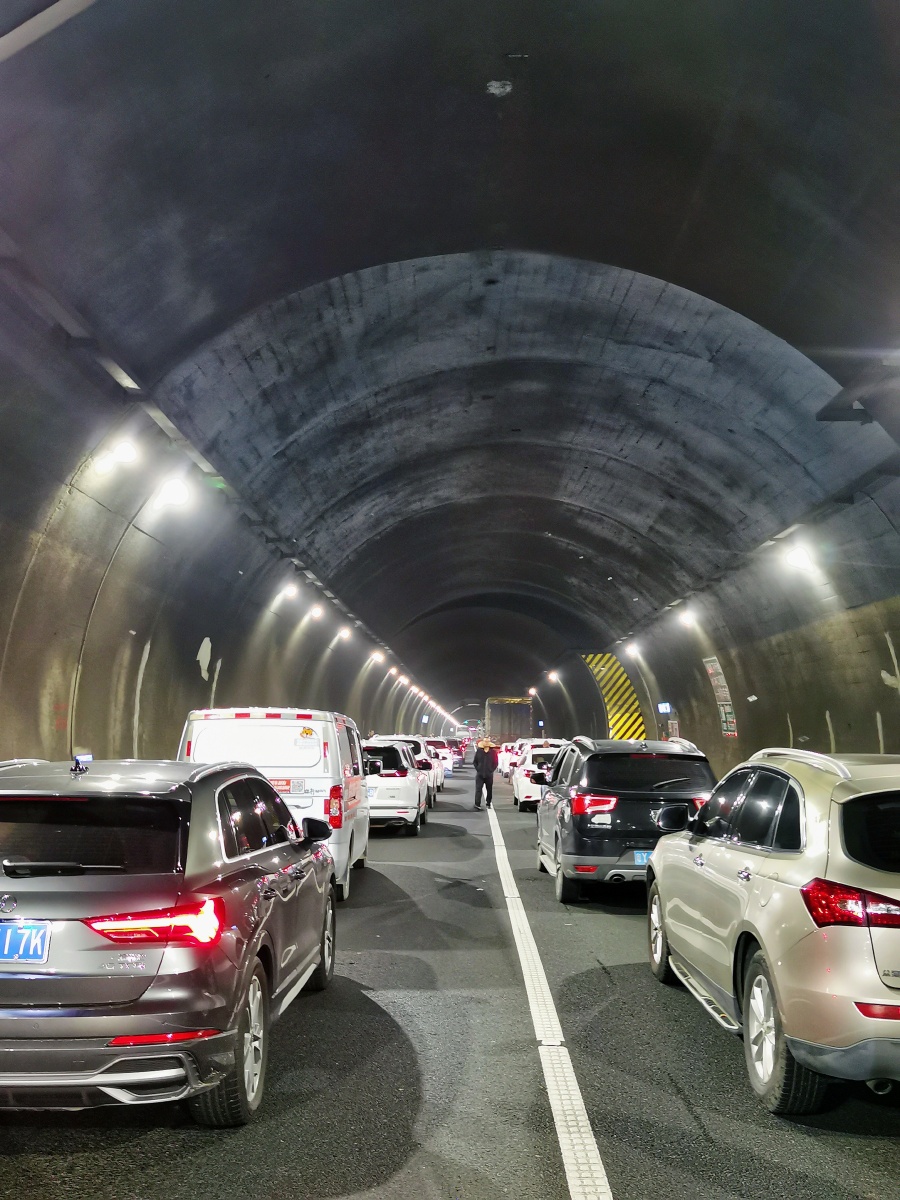 回家过年隧道堵车