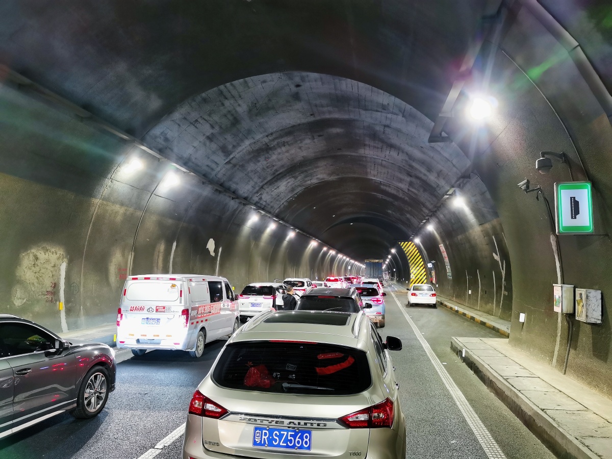 回家过年隧道堵车