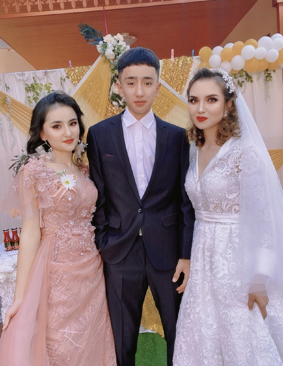 现代新疆维吾尔族的婚礼来看看美丽的新娘和伴娘还有帅气的新郎吧