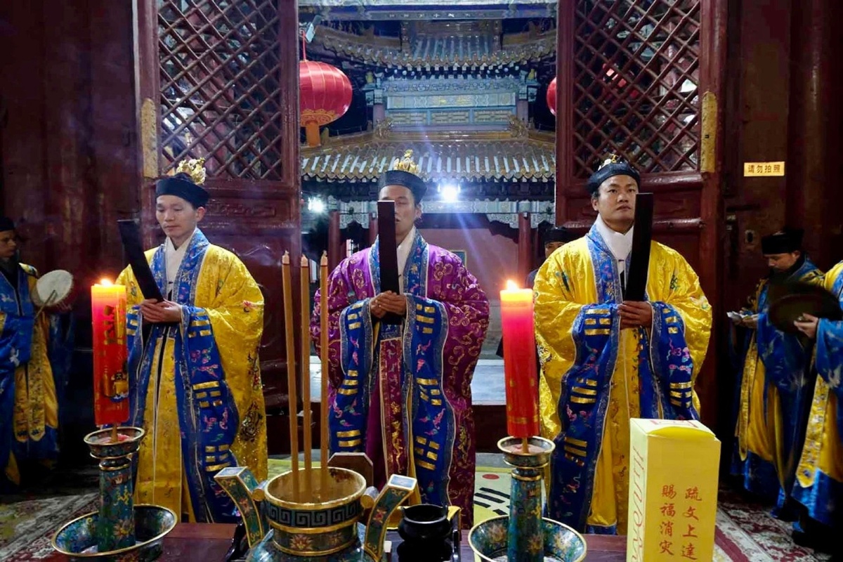 泰山碧霞祠张诚达道长如法依科诵经为国家和十方善信祈福