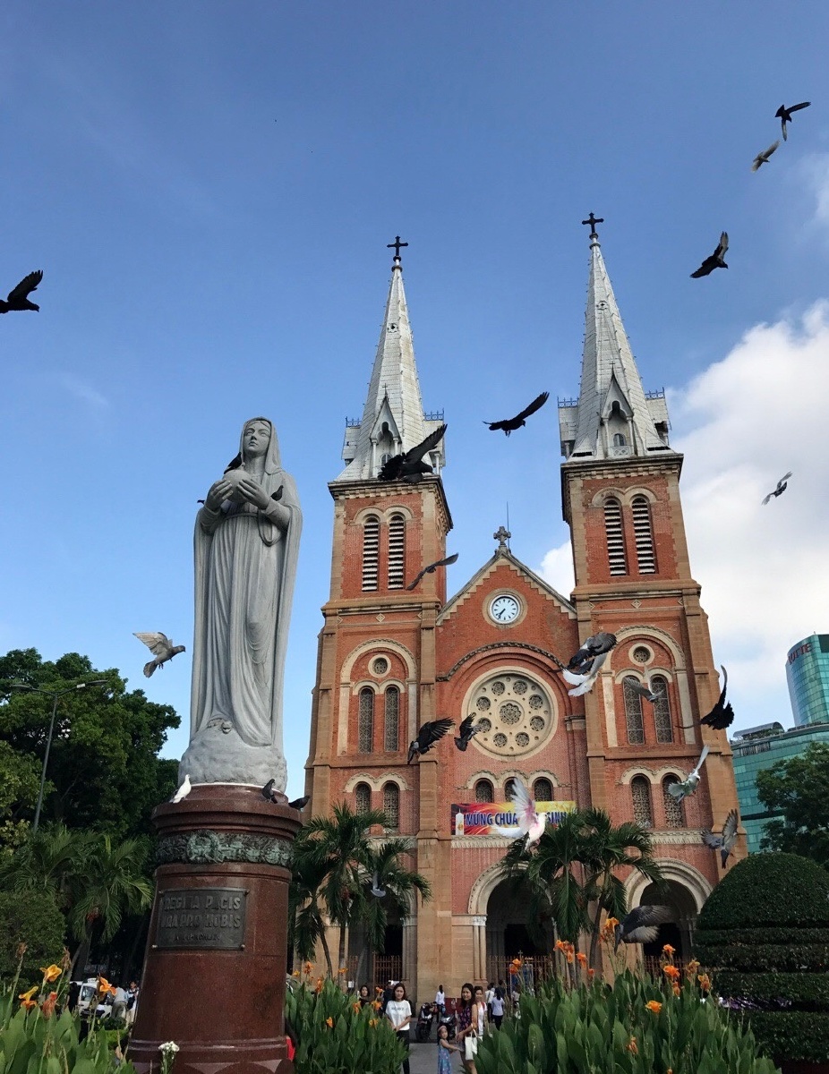 越南的西贡王公圣母教堂又称红教堂有浓浓的法式情怀