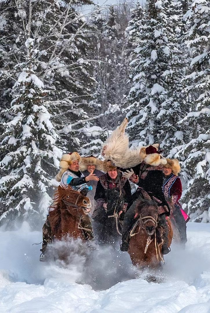 新疆禾木村哈萨克族牧民的传统文化项目冰雪叼羊