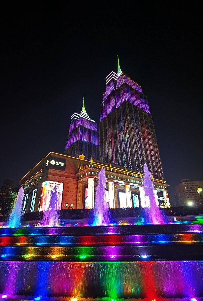 炫彩夺目的环球港夜景