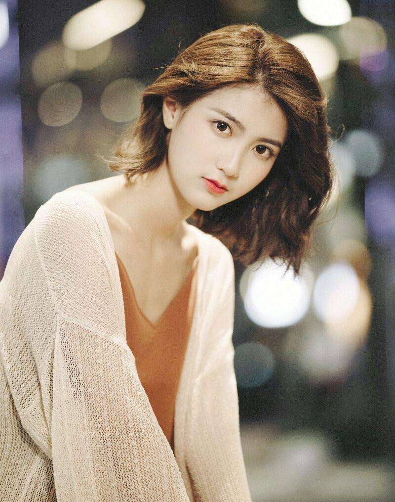 在那城市夜景灯光下的短发靓丽都市美女