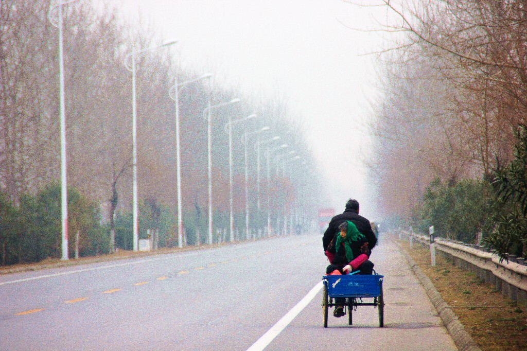 漫漫蹉跎，人间烟火，<br />
海誓山盟没什么好说，<br />
我用行动给你一辈子的承诺。