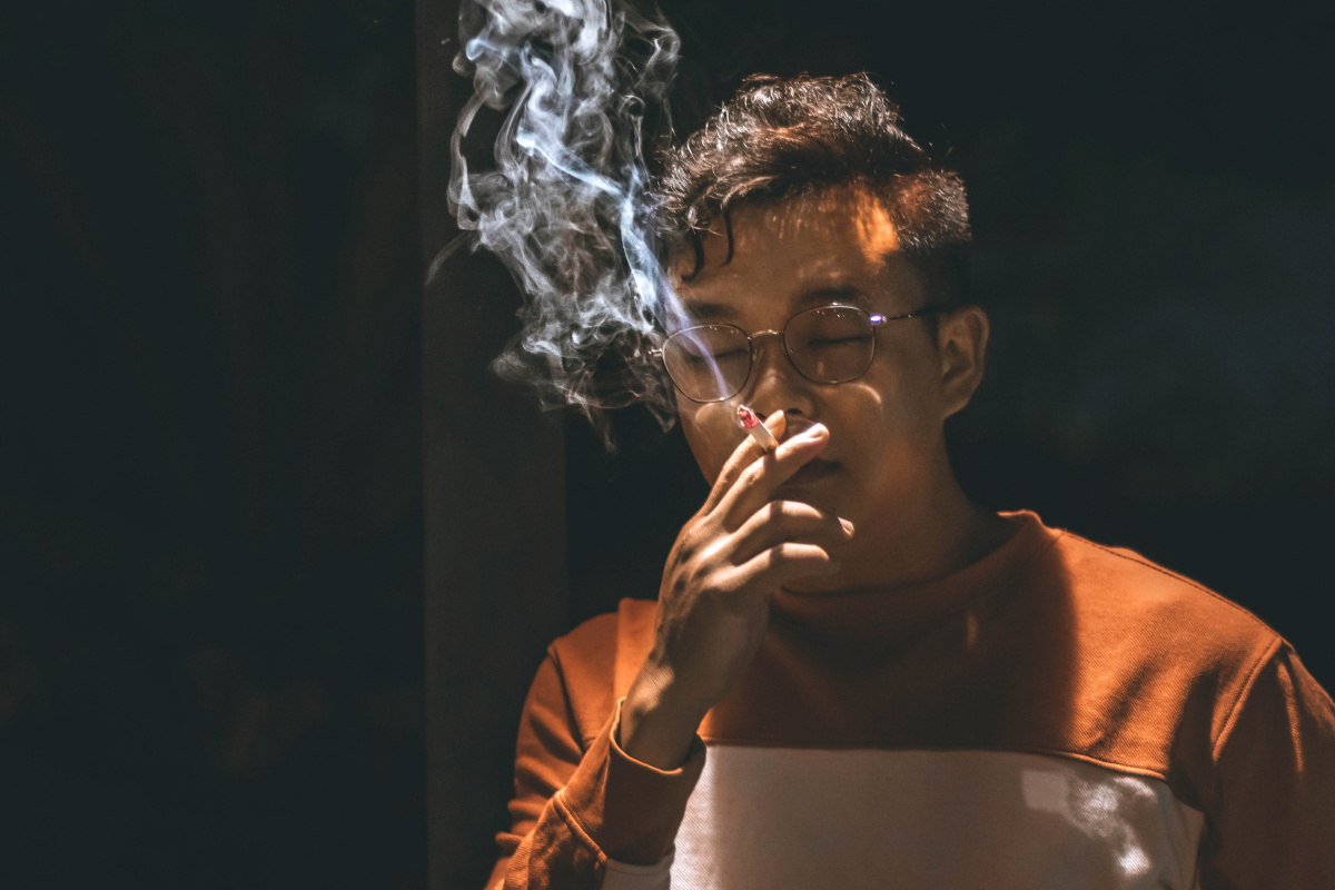 借烟消愁愁更愁