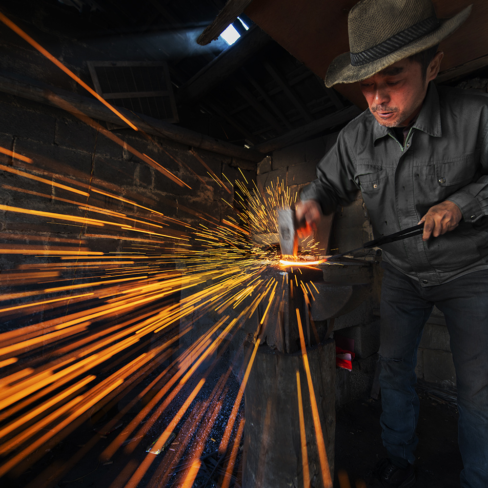 《远去的打铁声》曾经,打铁匠是指以铁为原料锻造铁器的工匠,他们可以