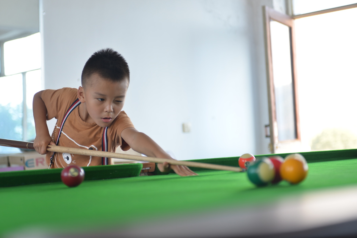 小屁孩打台球动作有模有样