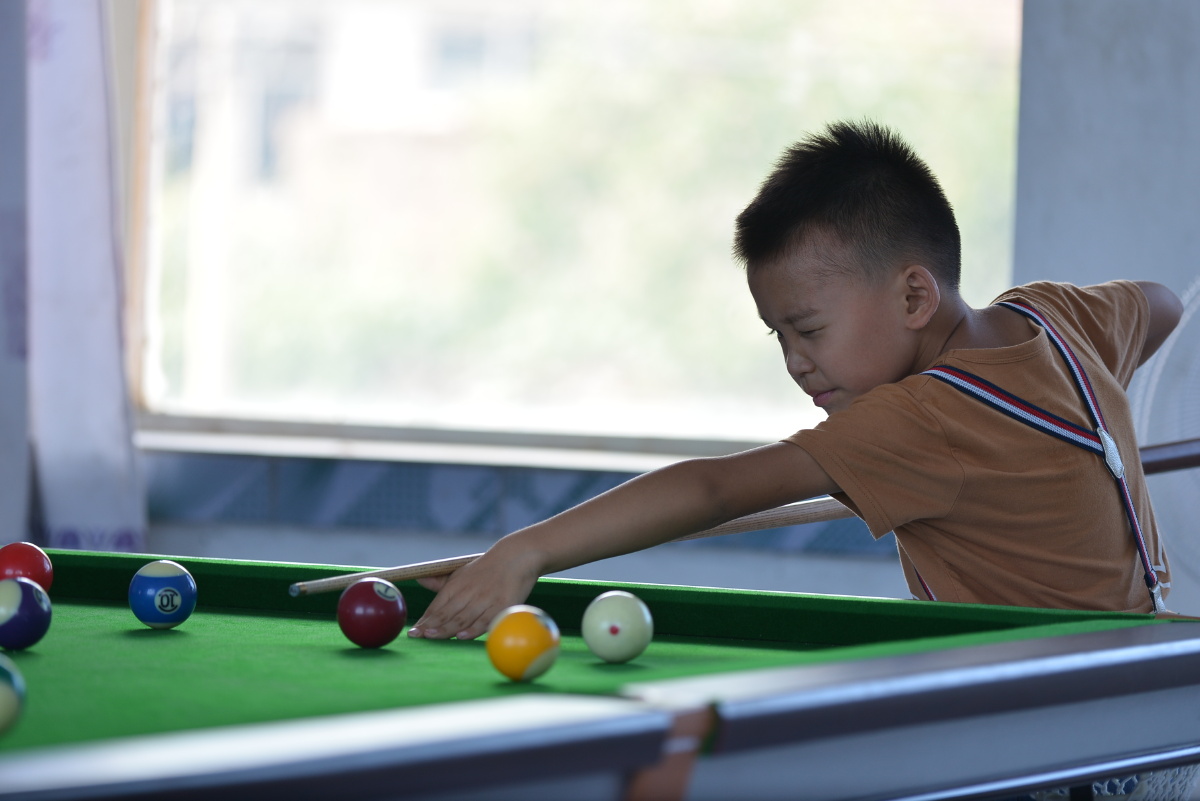 小屁孩打台球动作有模有样