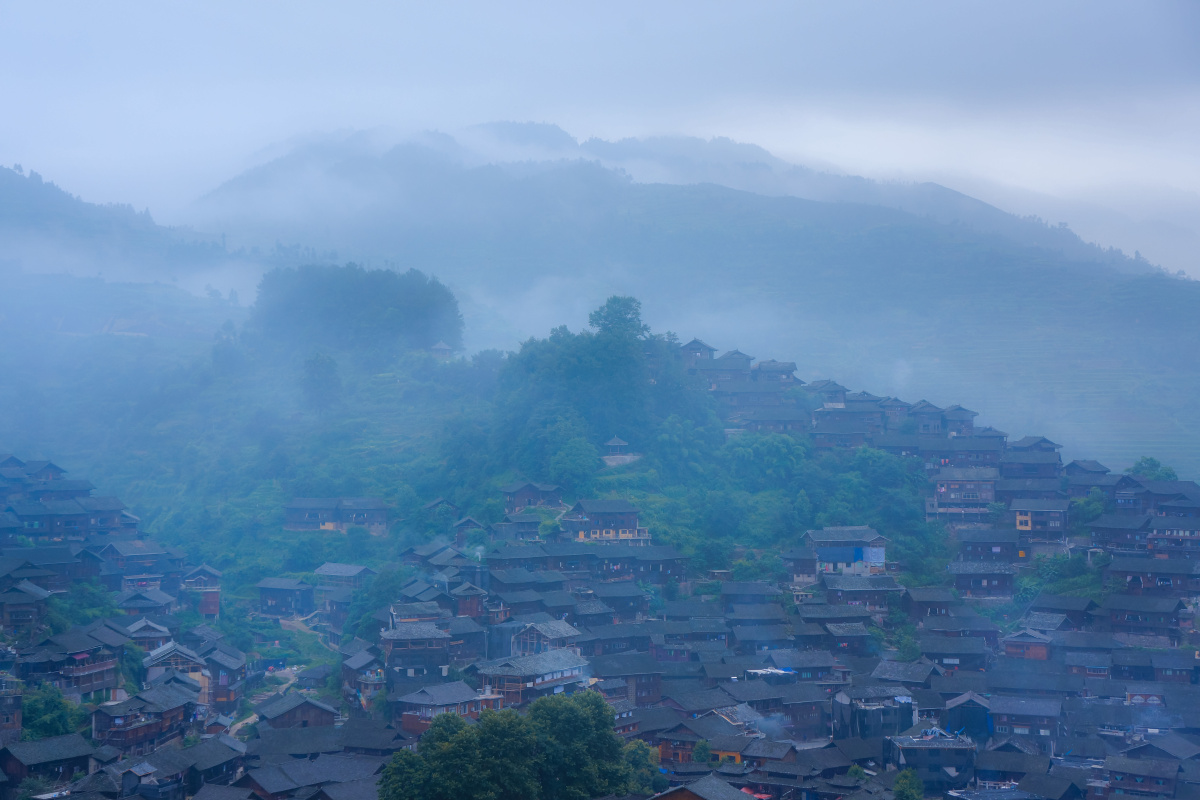 晨雾西江千户苗寨的早晨