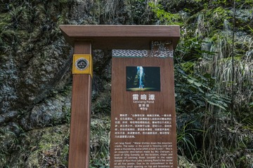 636903
