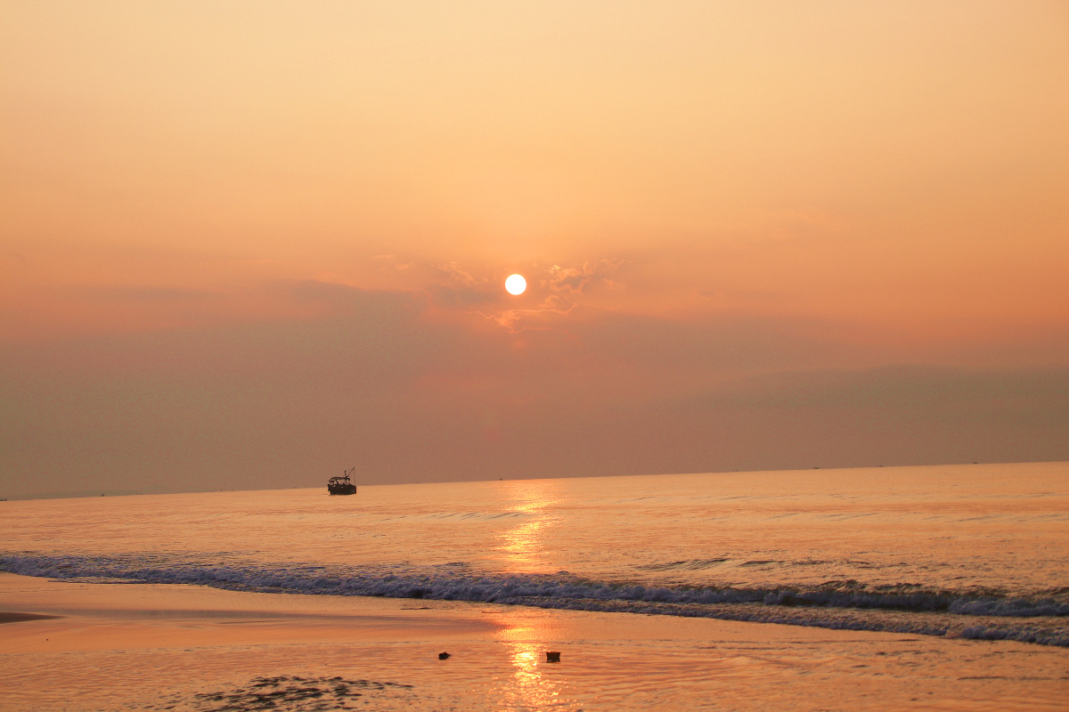 茂名天下第一滩日出