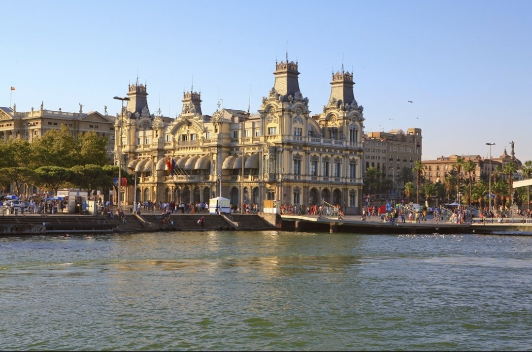 西班牙巴塞罗纳港口风光