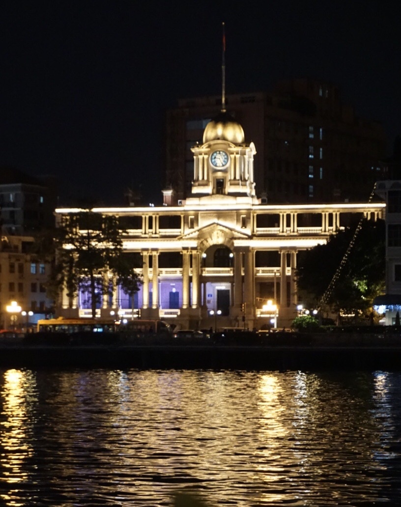 粤海关大楼又称为大钟楼面向美丽的珠海是一座欧式建筑清朝时期广州