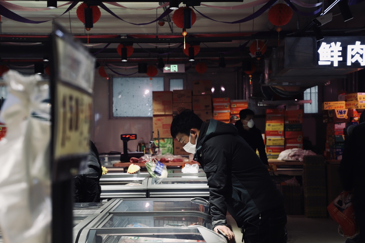 疫情下中国男人逛超市买生活用品平时是女性的生活日常但在疫情下中国
