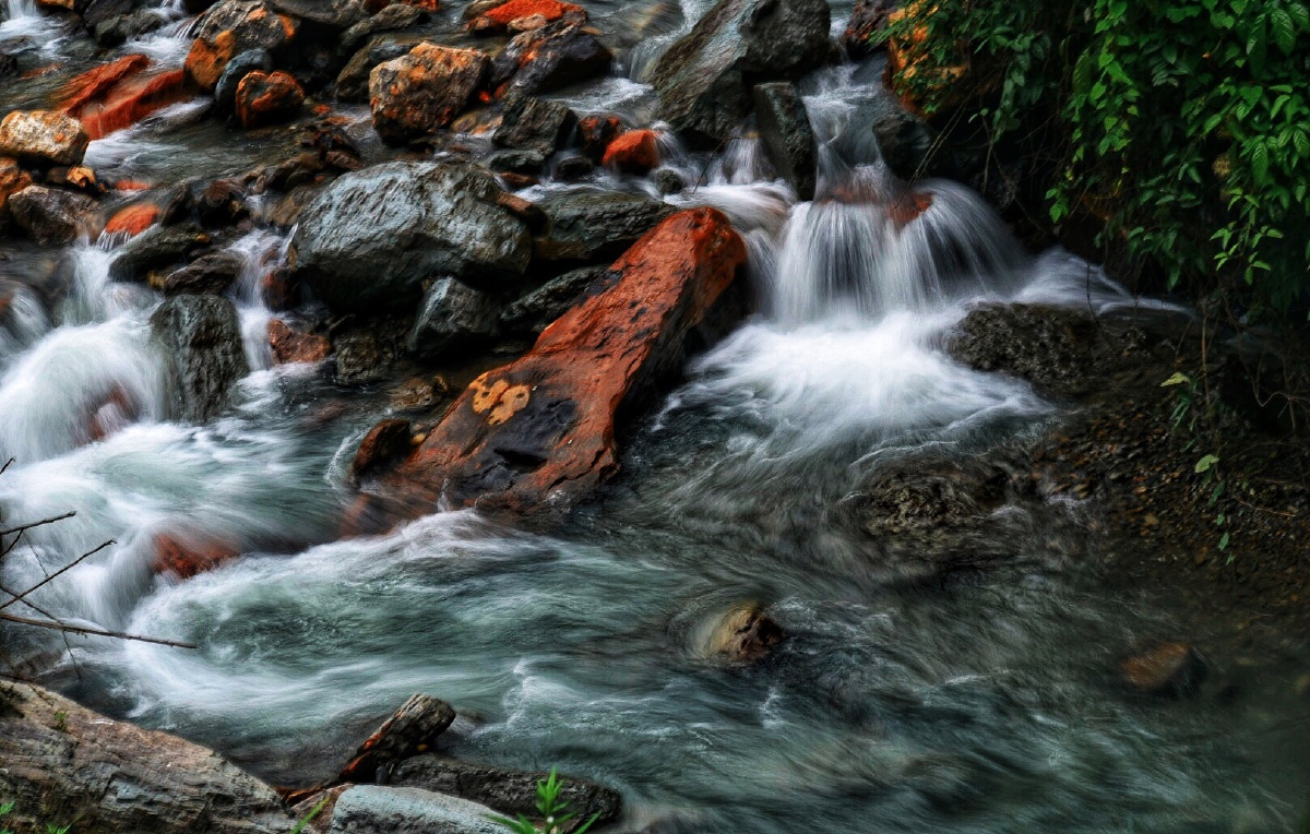 小河流水潺潺流过