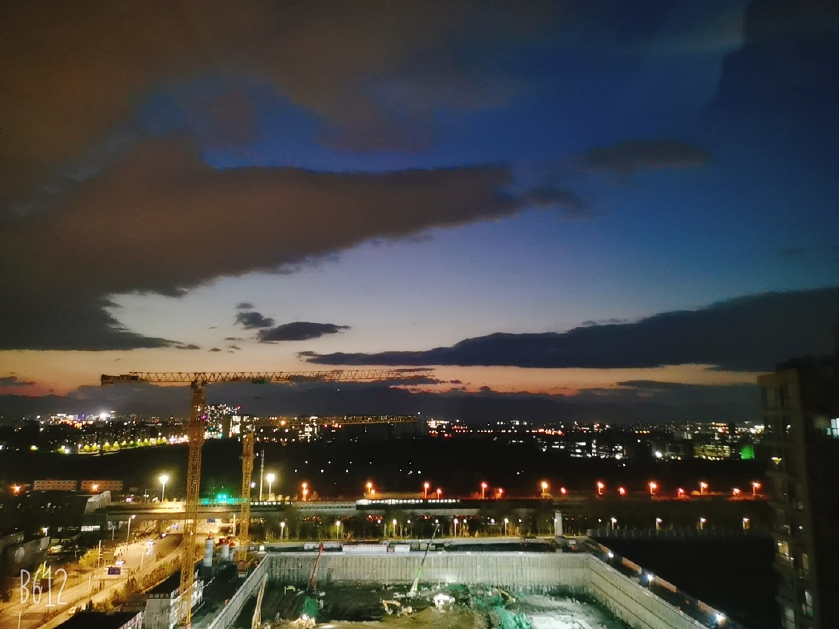 城市·夜晚夜晚街头市容晚上城市    打开微信,使用"扫一扫"即可将