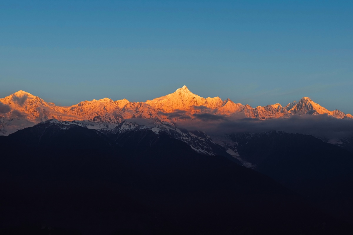 日照金山之梅里雪山
