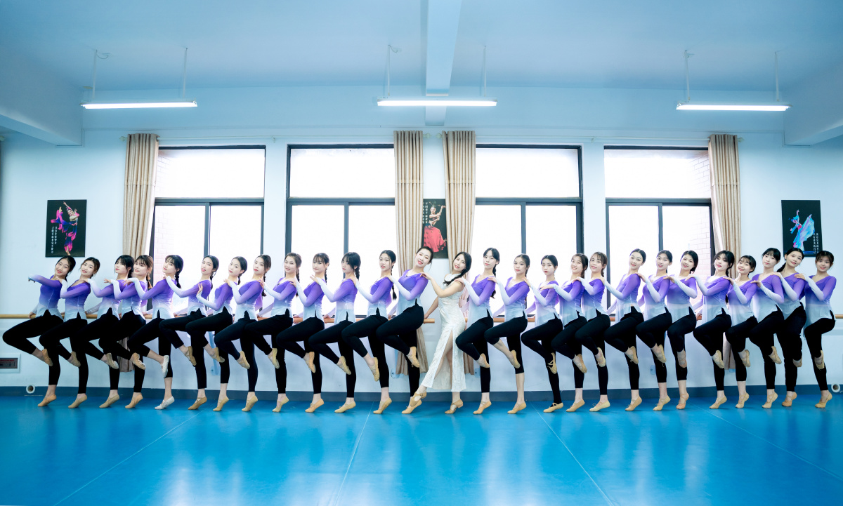 每个不曾起舞的日子都是对生命的辜负长职吾舞芳华舞蹈队舞蹈毕业照