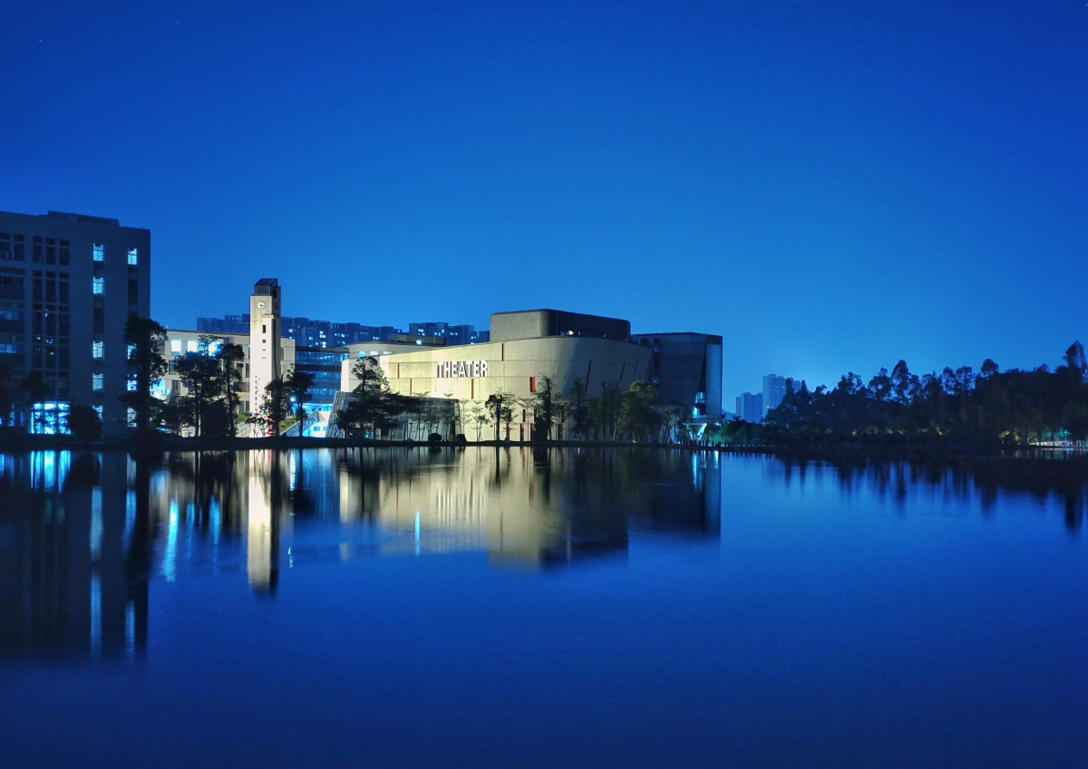 晚上的肇庆学院音乐楼