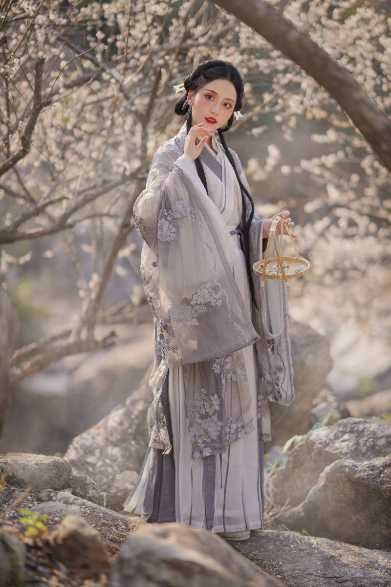 一袭素衣明月白几回绮梦暗香黄