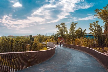 437800