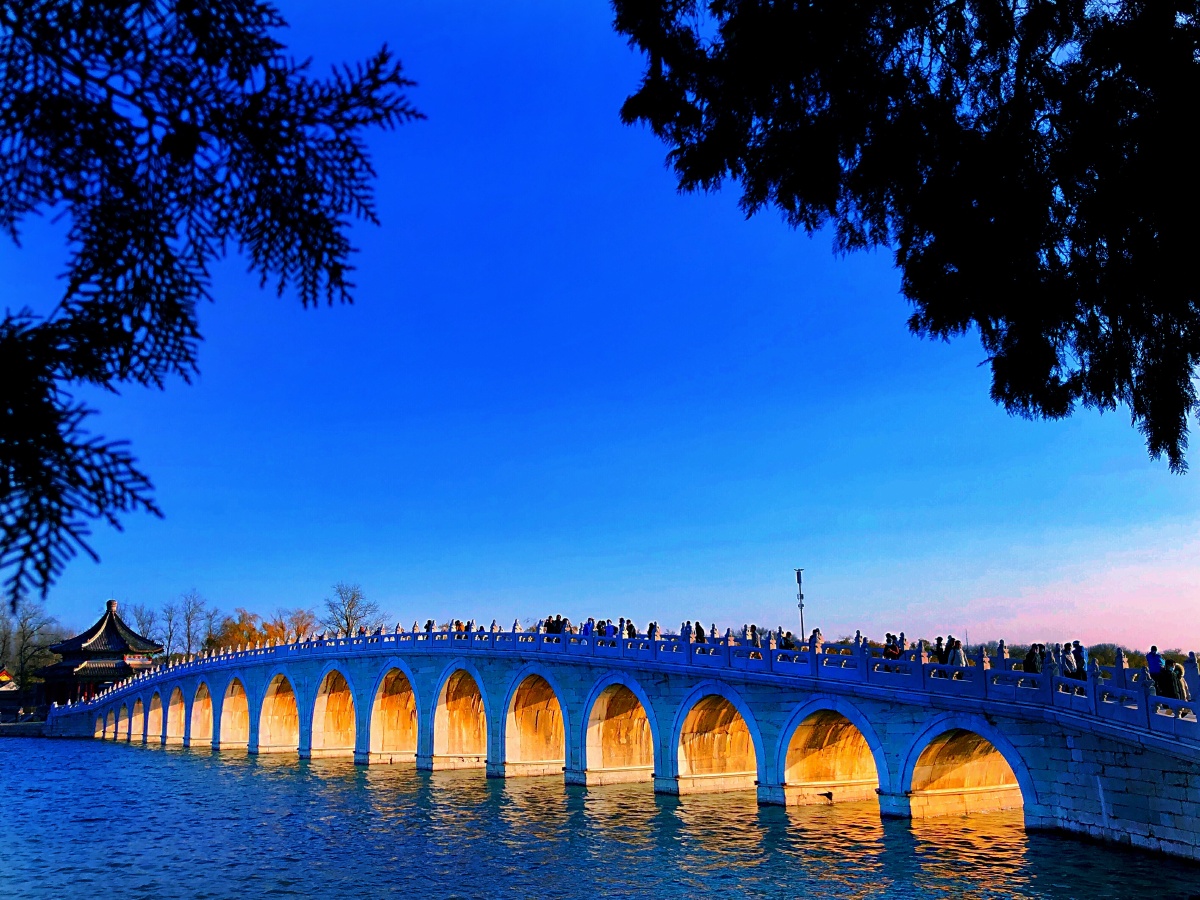手拍颐和园著名景色十七孔桥金光穿孔