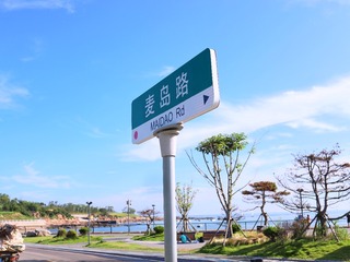 374561