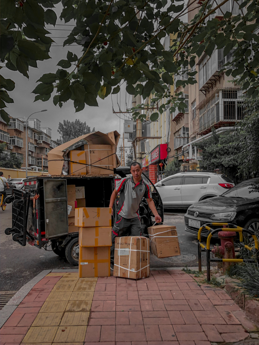 忙忙碌碌的快递小哥