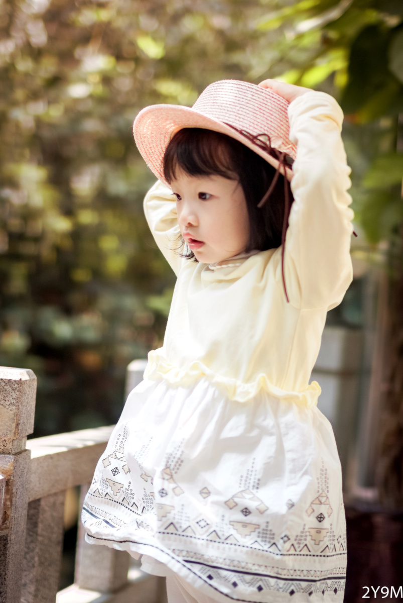 戴帽子的小姑娘