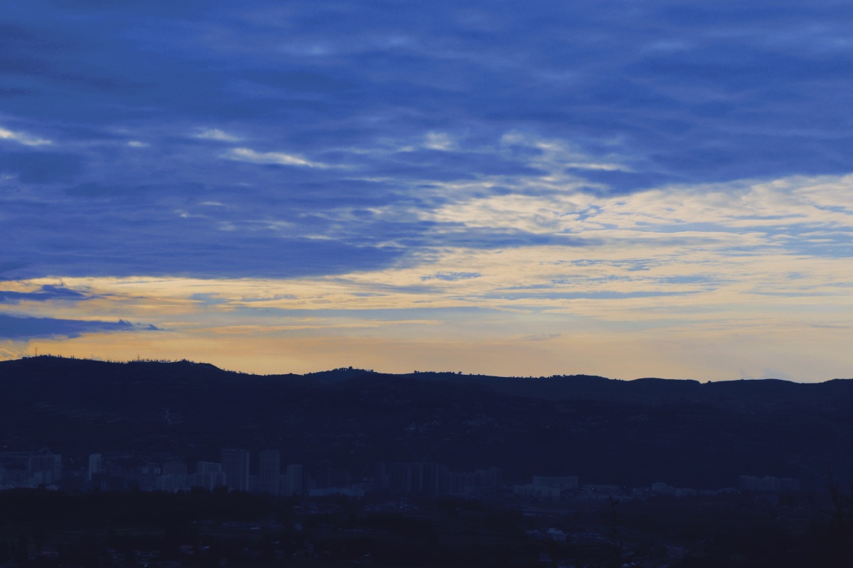 下午六点半是天空独有的蓝色
