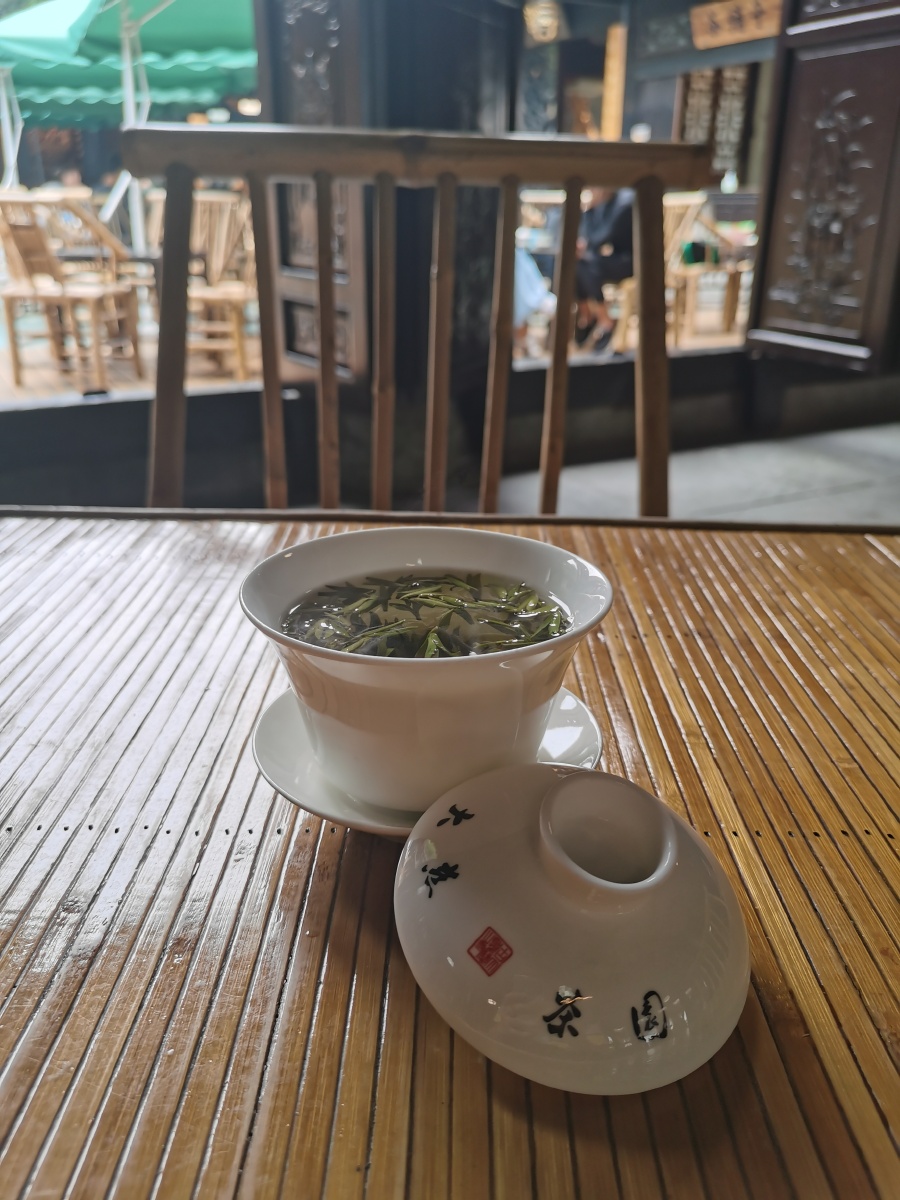 老成都盖碗茶茶水一冲盖子一盖立马有了天地人和滴意境