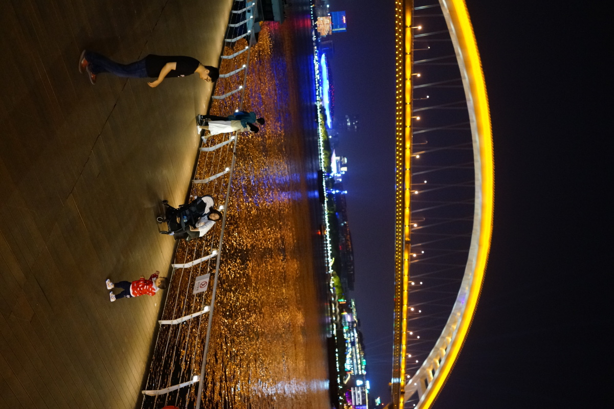 黄浦江边夜晚其乐融融