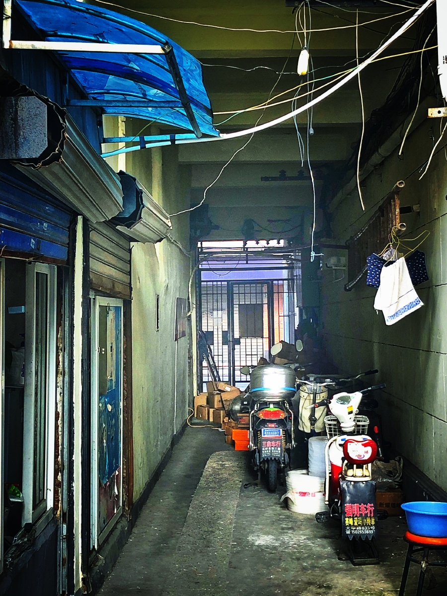 上海石库门老式里弄生活的烟火气居住条件现在看来就比较差了