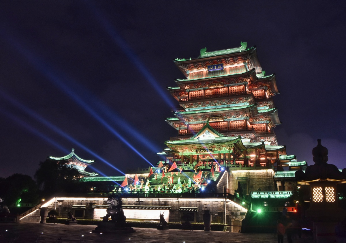 在历史的滚滚长河中滕王阁遭灾数次,屡毁